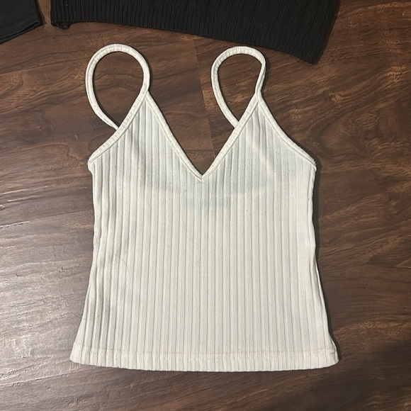 Bundle of 4 Cropped Tanks - Picture 5 of 8